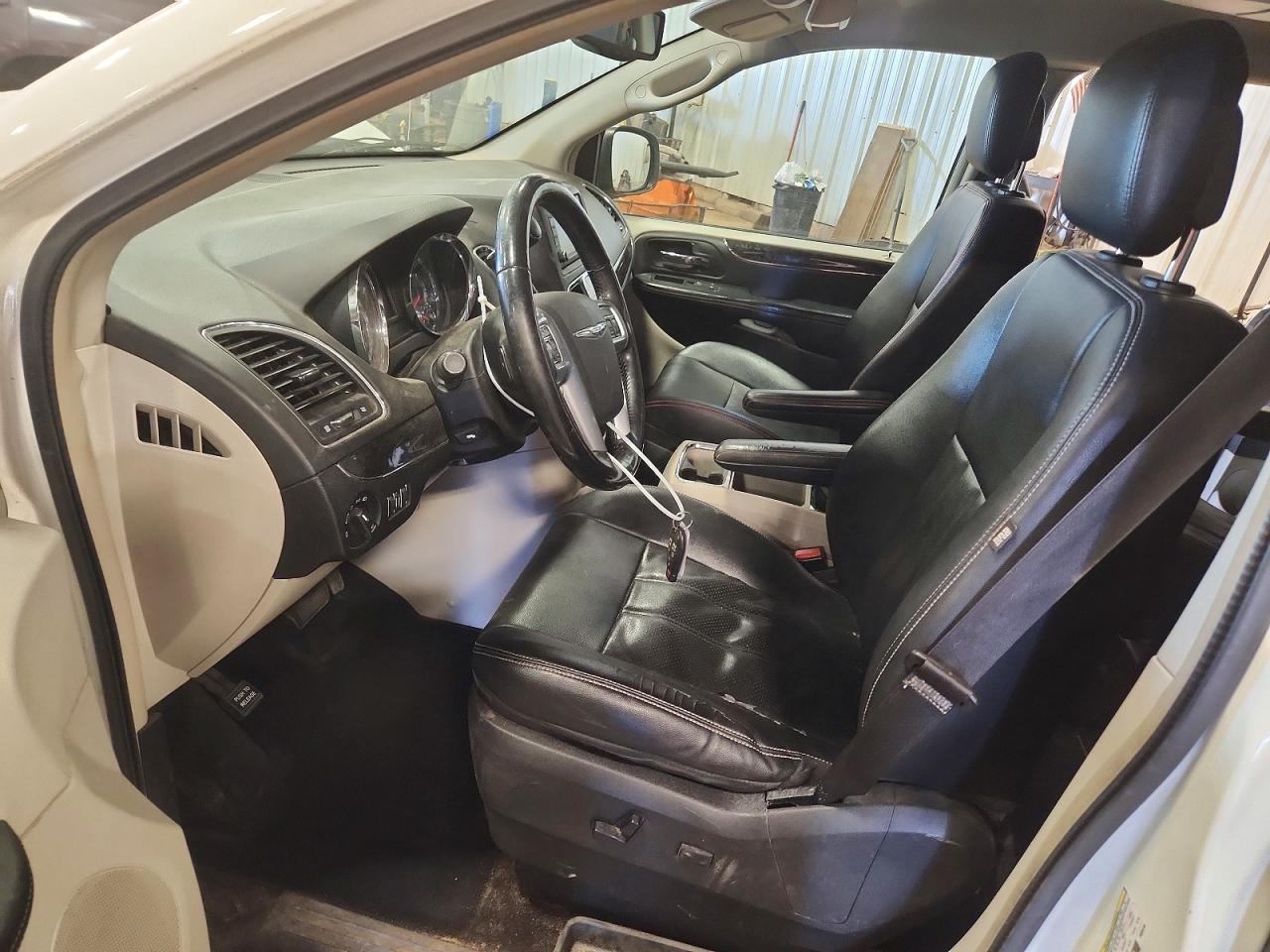 2013 Chrysler Town & Country Touring L - Image 7
