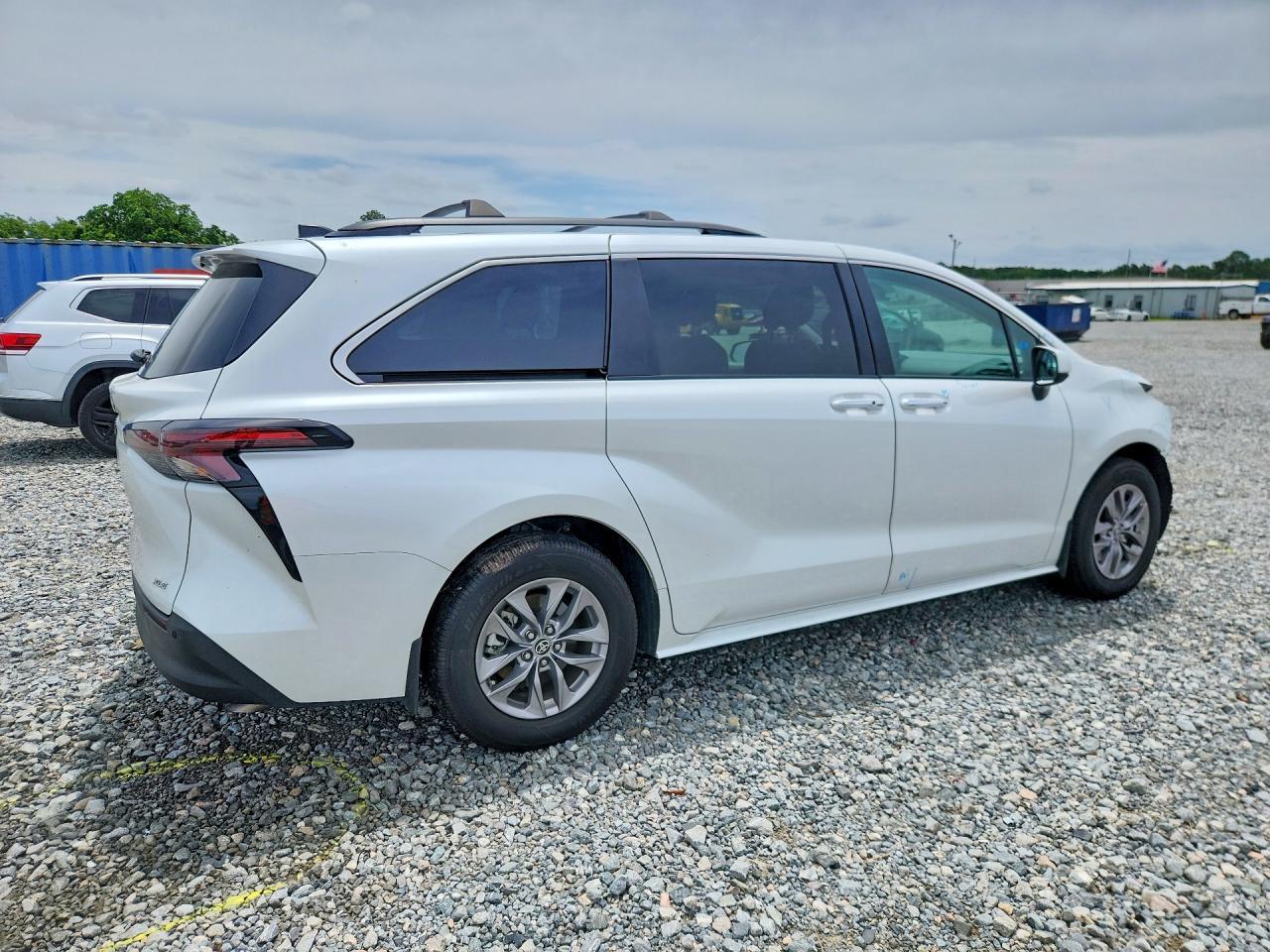 2025 Toyota Sienna Xle 8-Passenger - Фото 3