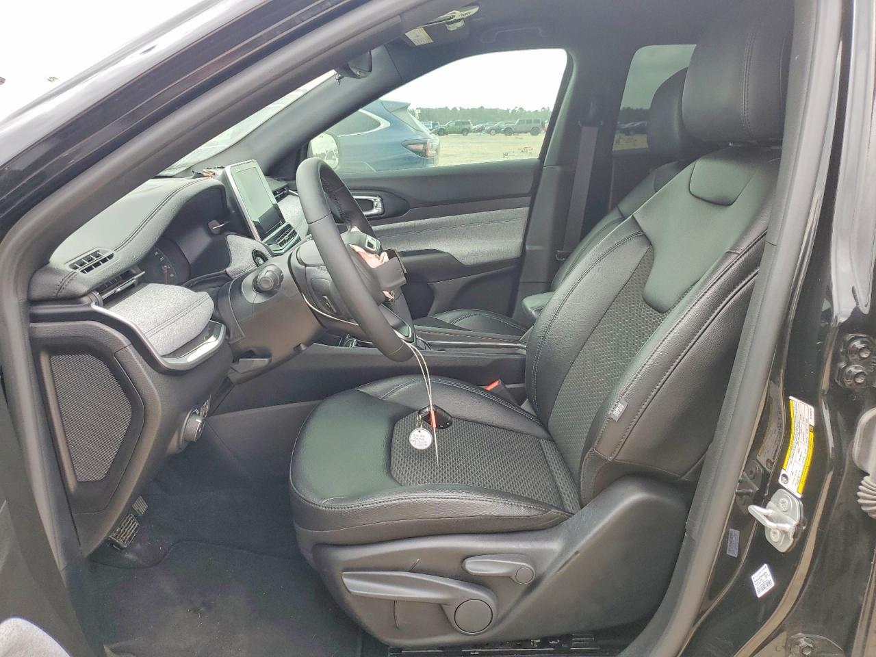 2025 Jeep Compass Latitude - Image 7