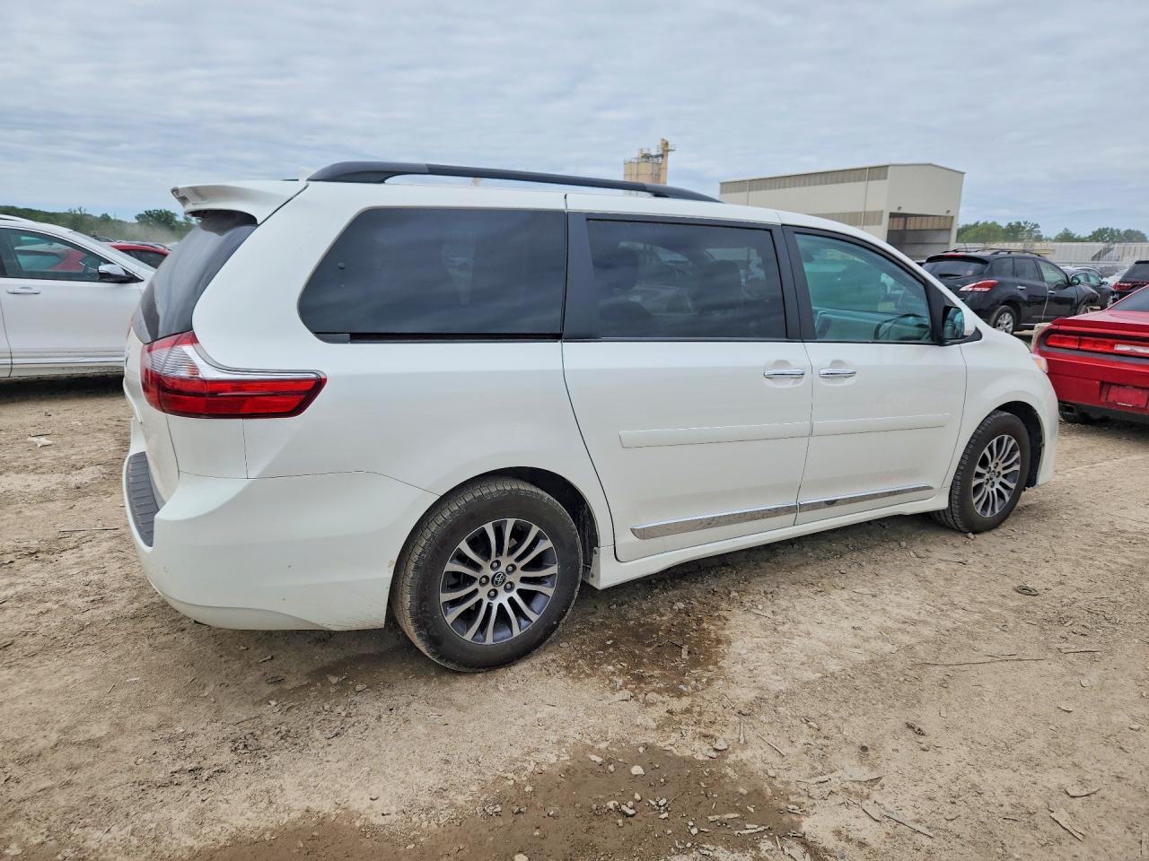 2020 Toyota Sienna Xle 8-Passenger - Фото 3