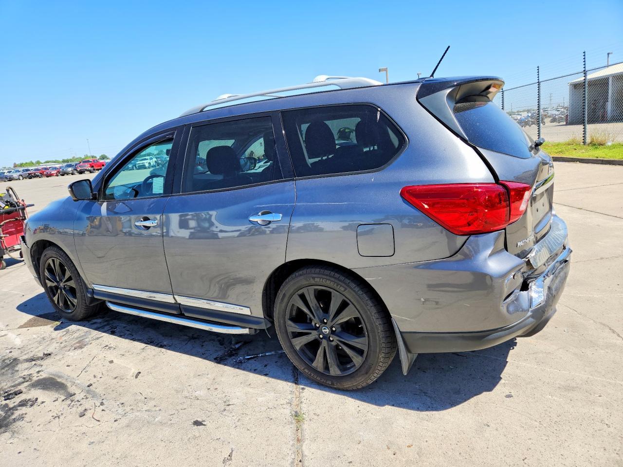 2017 Nissan Pathfinder Platinum - Фото 2