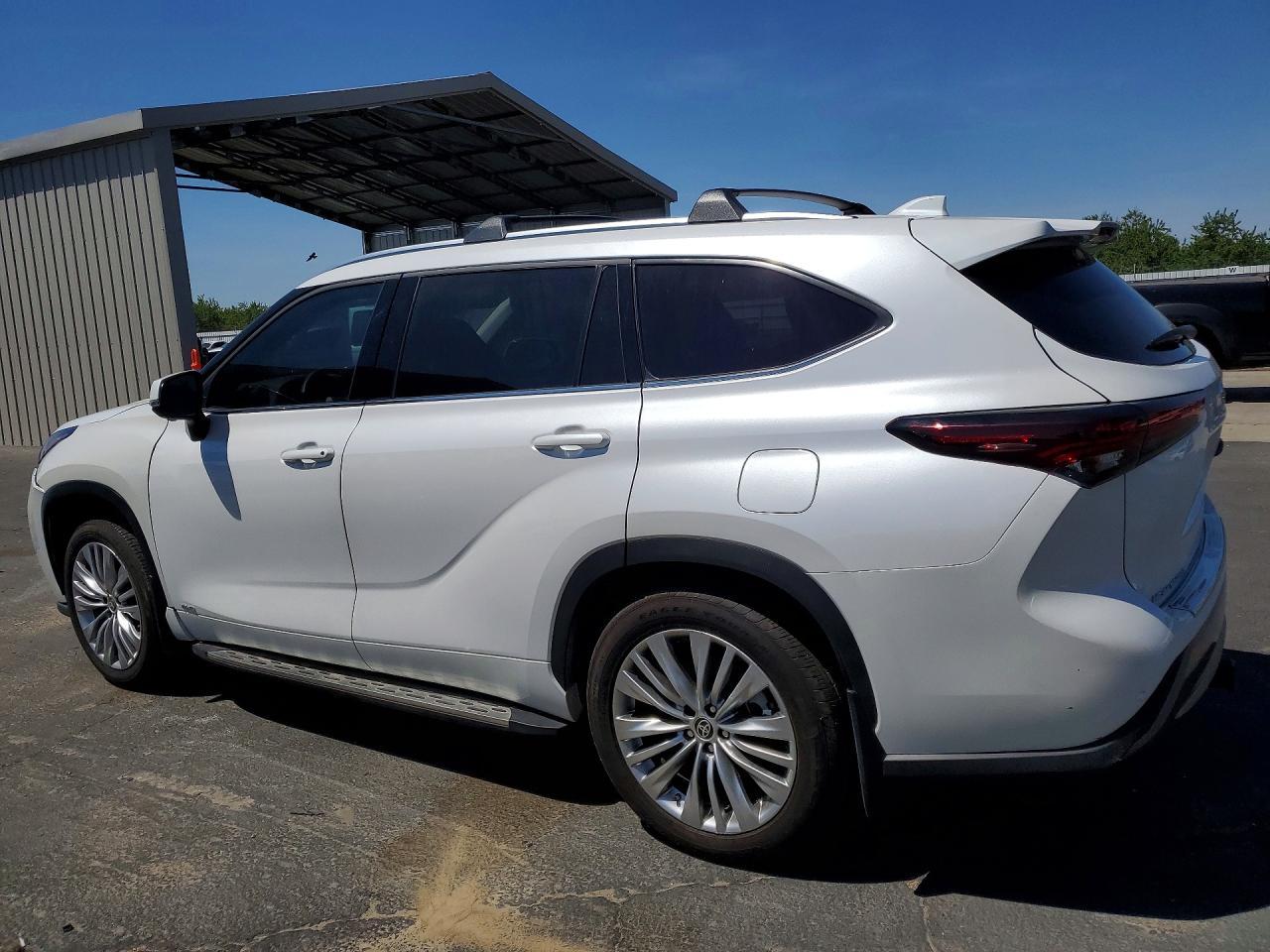 2025 Toyota Highlander Hybrid Platinum - Image 2