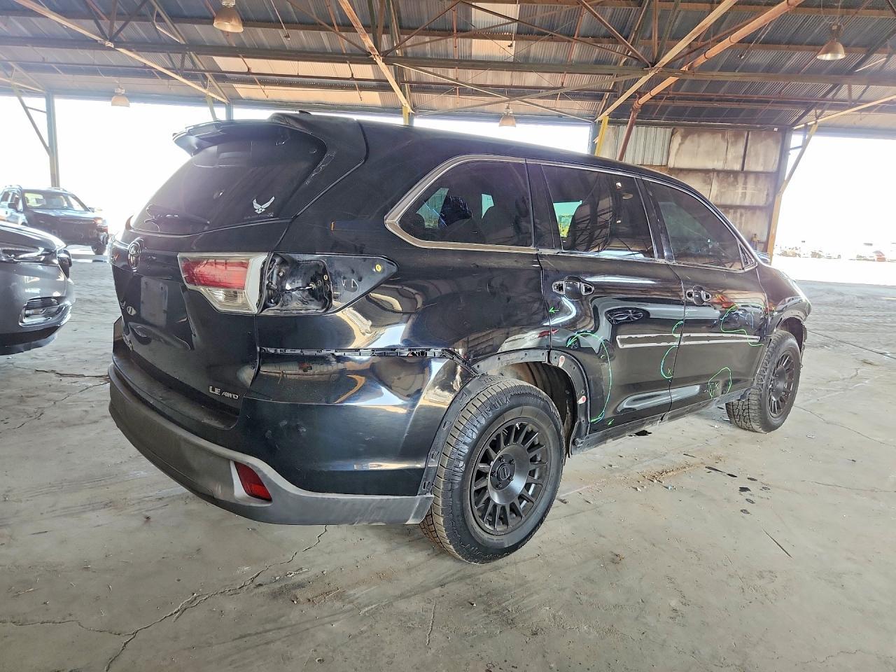 2016 Toyota Highlander Le Plus - Image 3