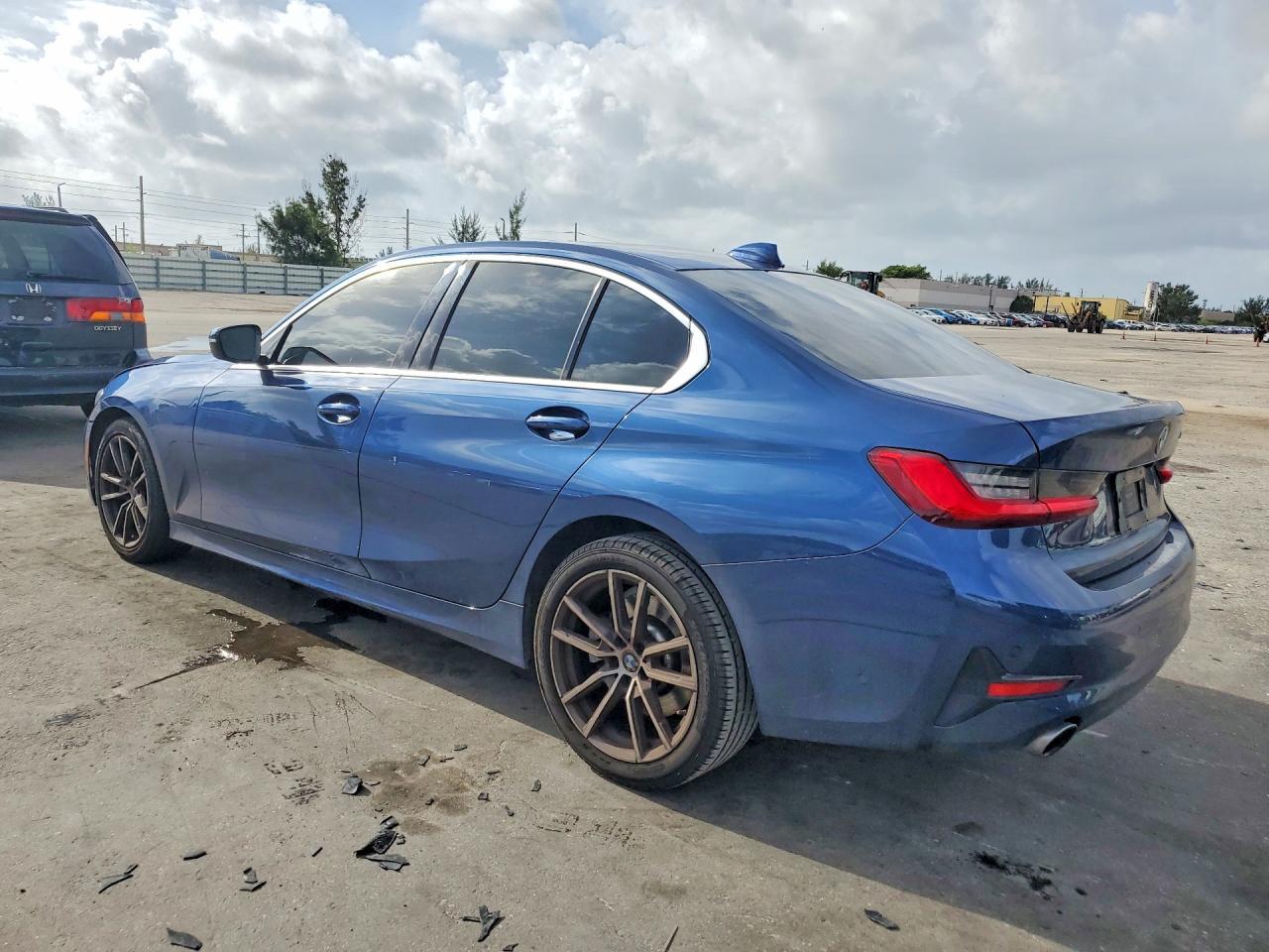 2021 BMW 330I - Фото 2