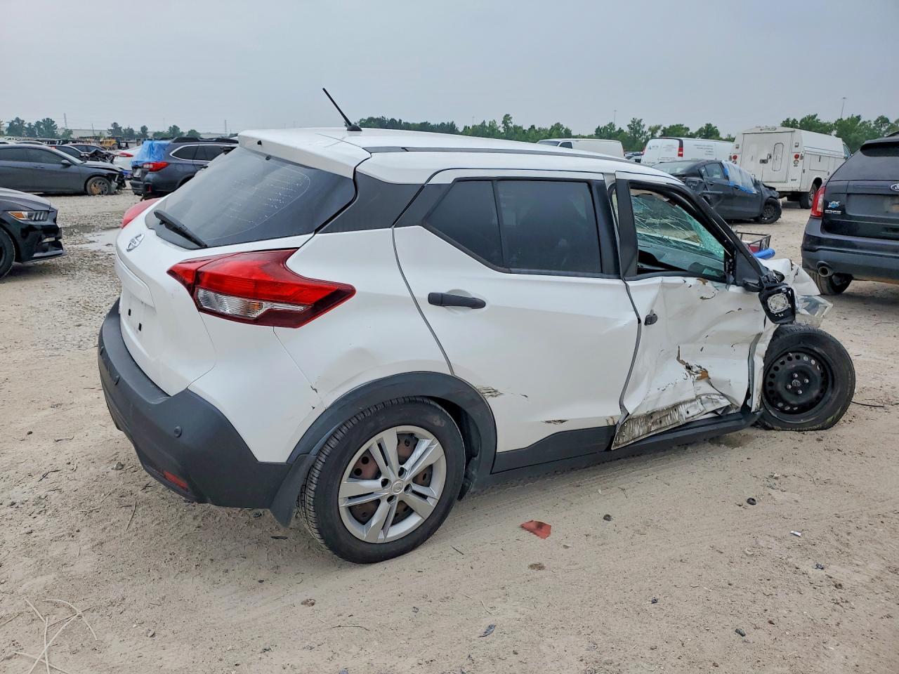 2020 Nissan Kicks S - Фото 3