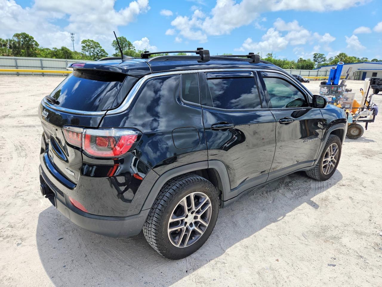 2017 Jeep Compass Latitude - Image 3