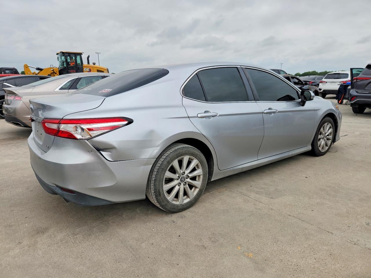 2018 Toyota Camry Le - Image 3