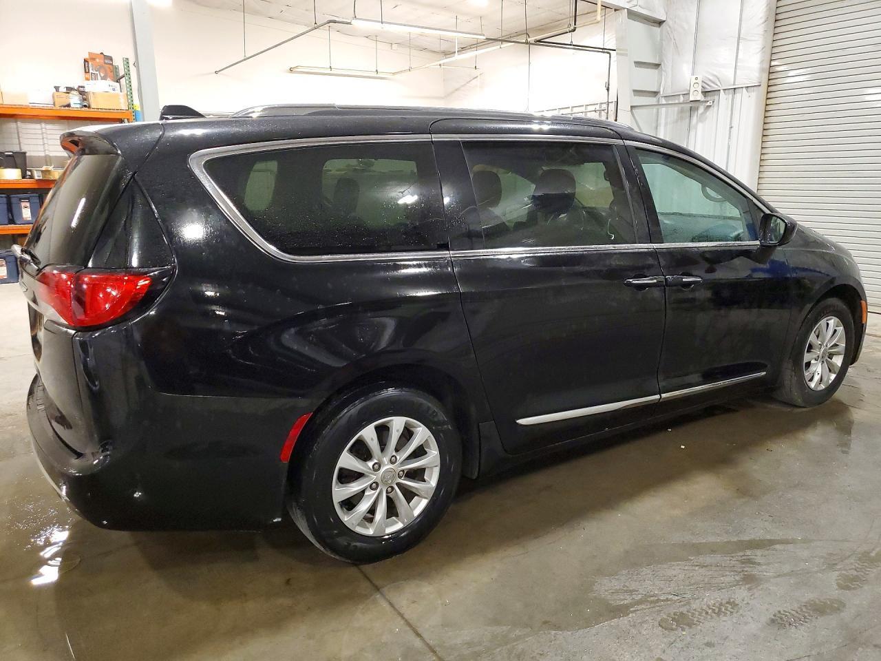 2018 Chrysler Pacifica Touring L - Image 3