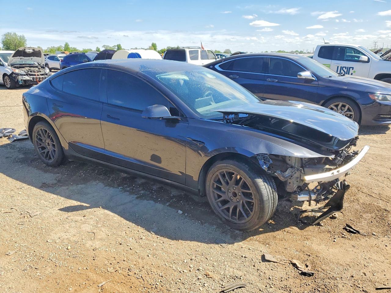 2025 Tesla Model 3 - Фото 4