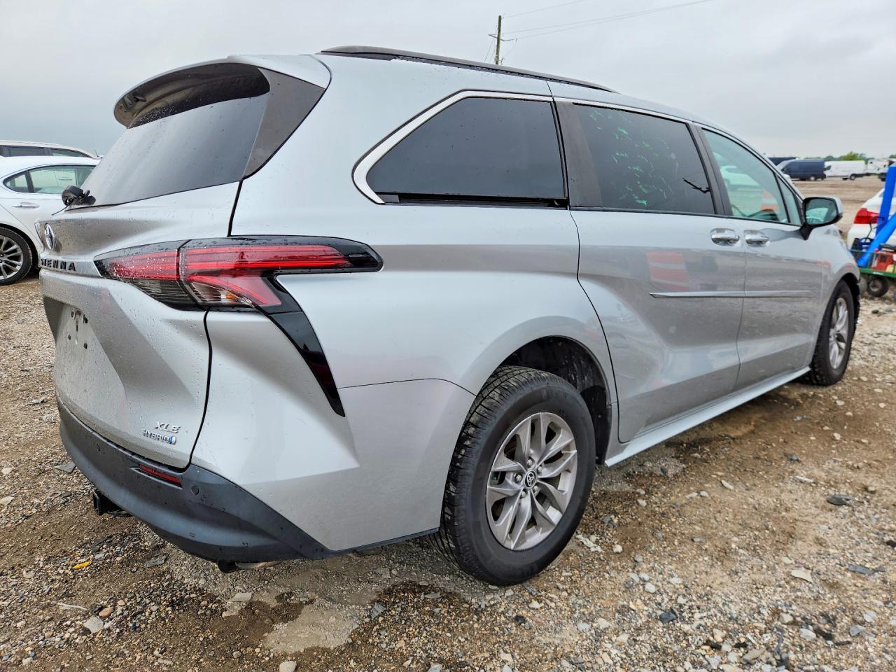 2022 Toyota Sienna Xle - Image 3