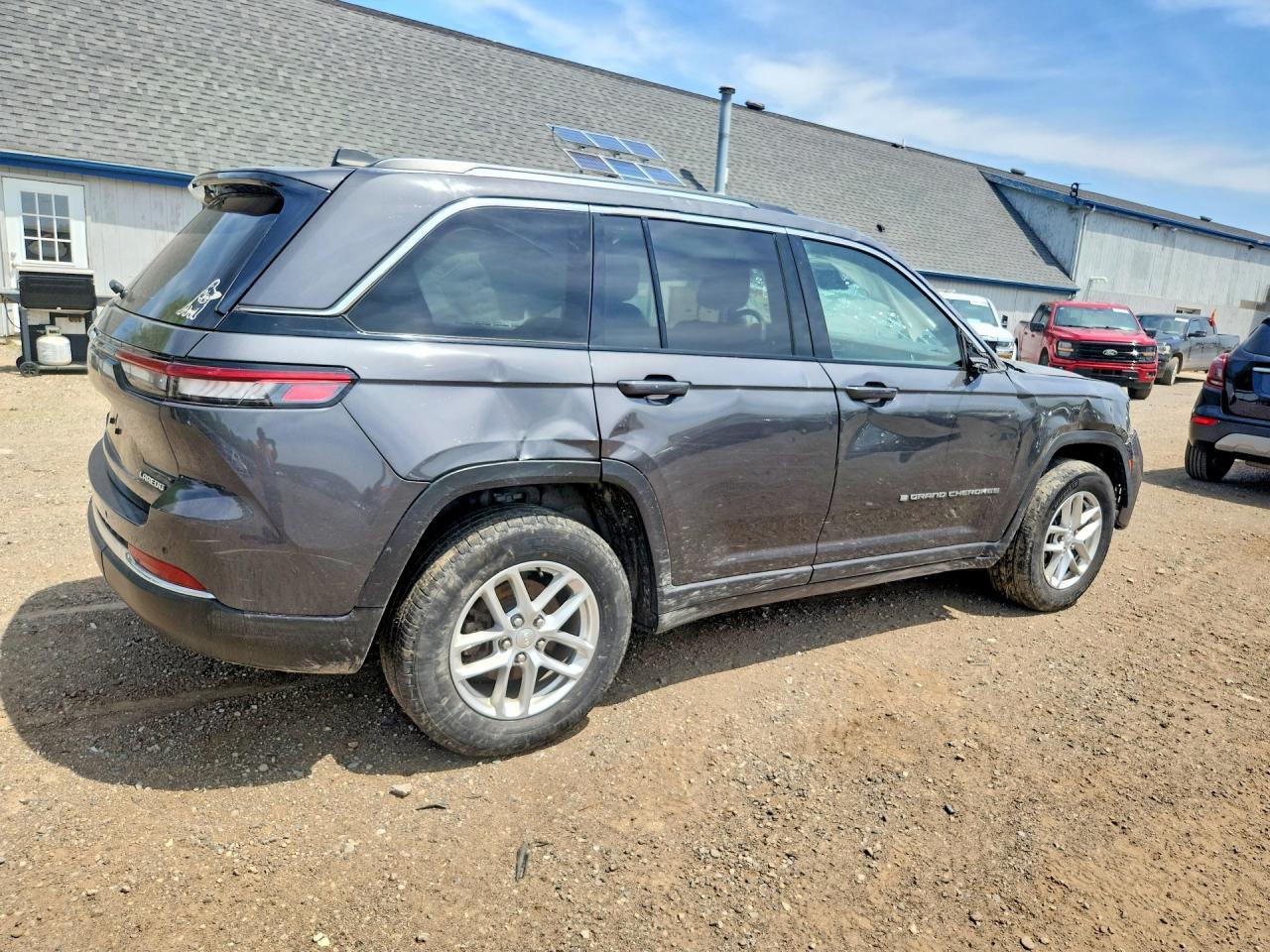 2023 Jeep Grand Cherokee Laredo - Image 3