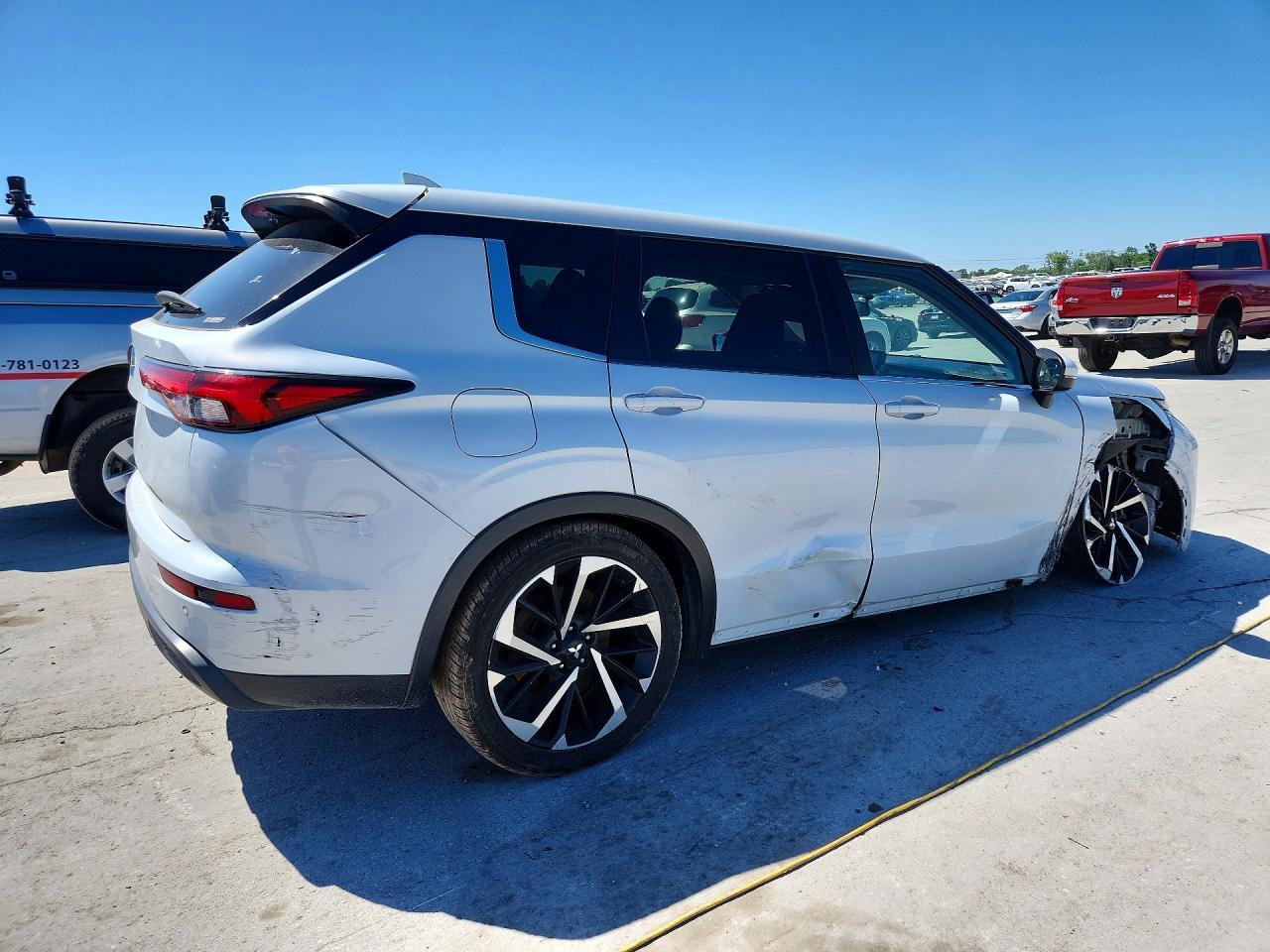 2022 Mitsubishi Outlander Es - Image 3