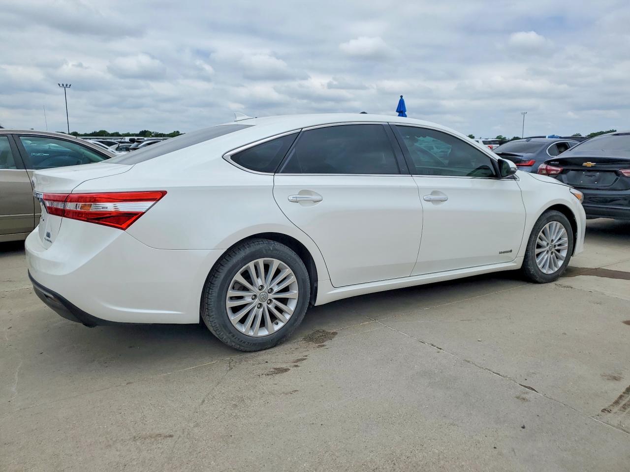 2015 Toyota Avalon Hybrid Limited - Image 3