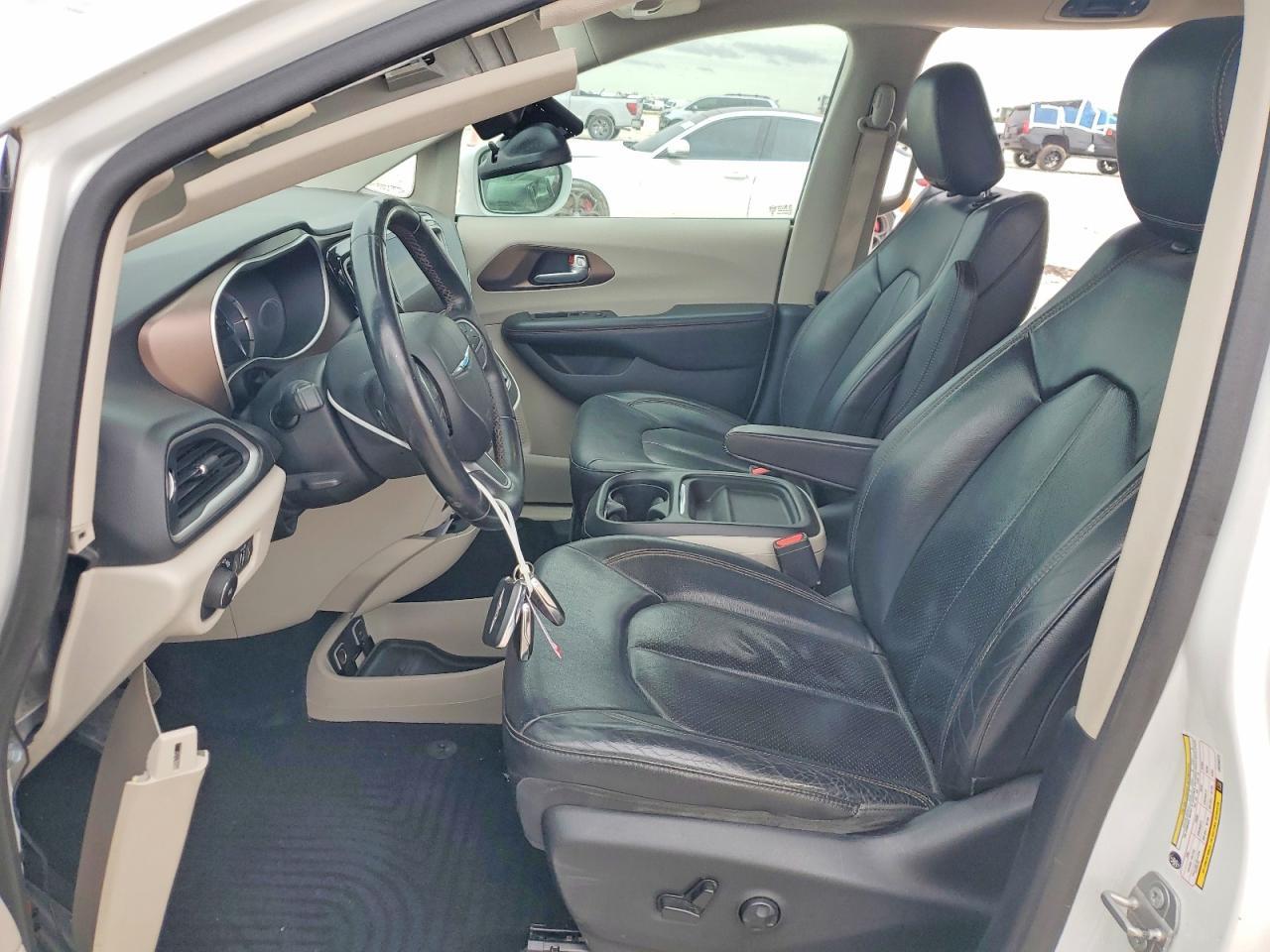 2018 Chrysler Pacifica Hybrid Touring L - Image 7