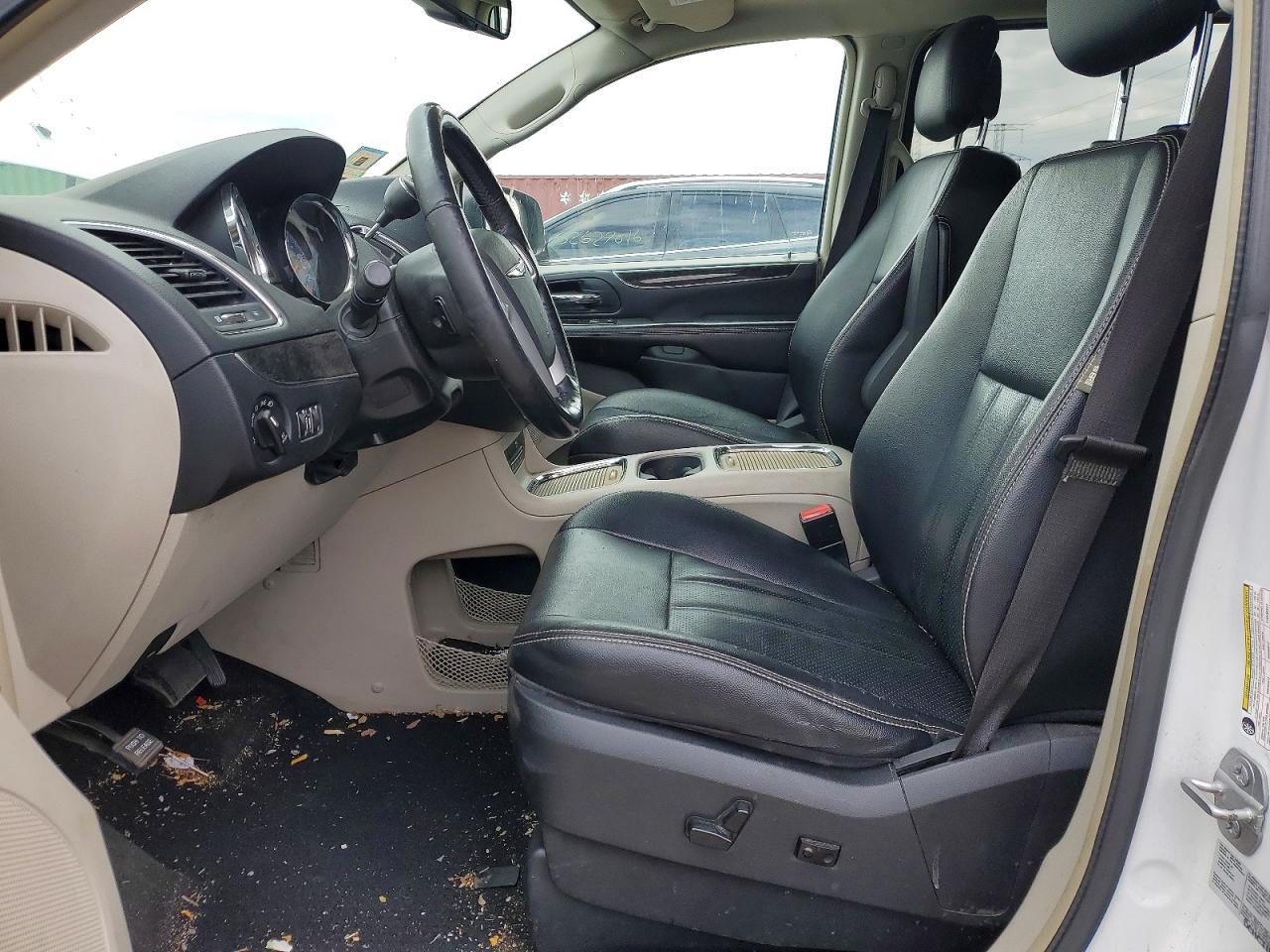 2015 Chrysler Town & Country Touring L - Image 7