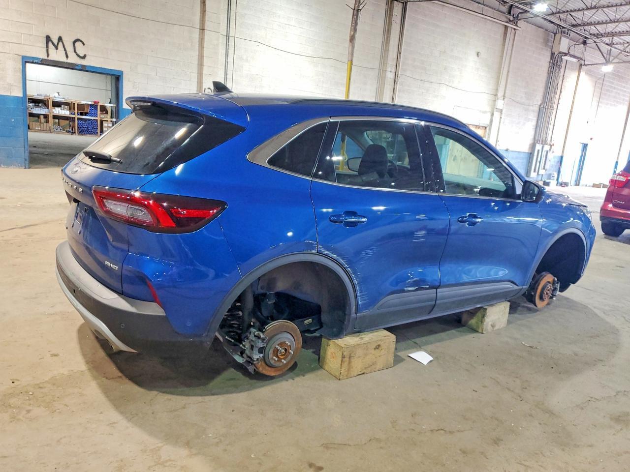 2023 Ford Escape Platinum - Фото 3