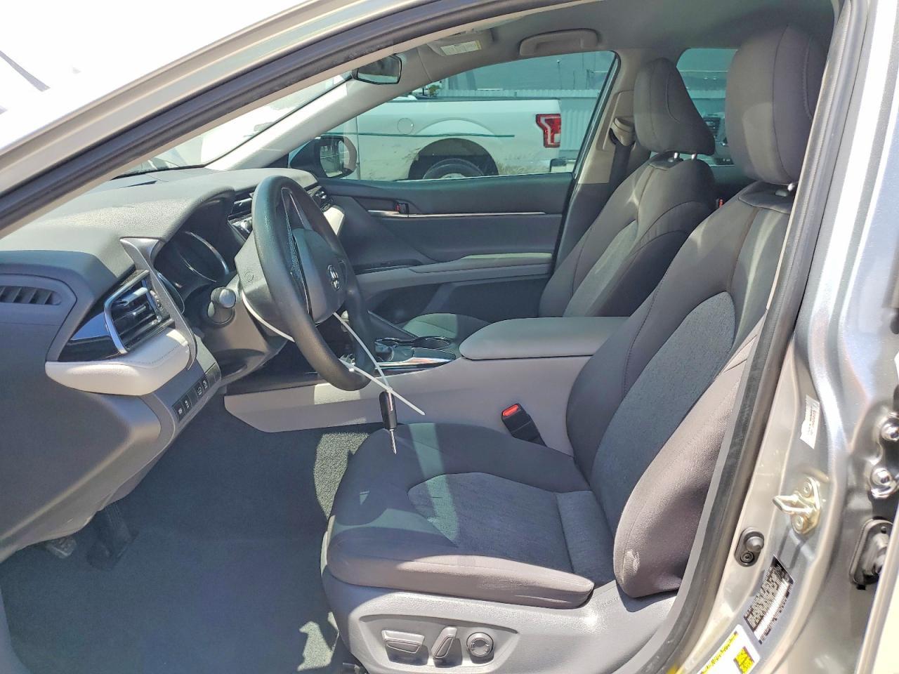 2020 Toyota Camry Le - Фото 7