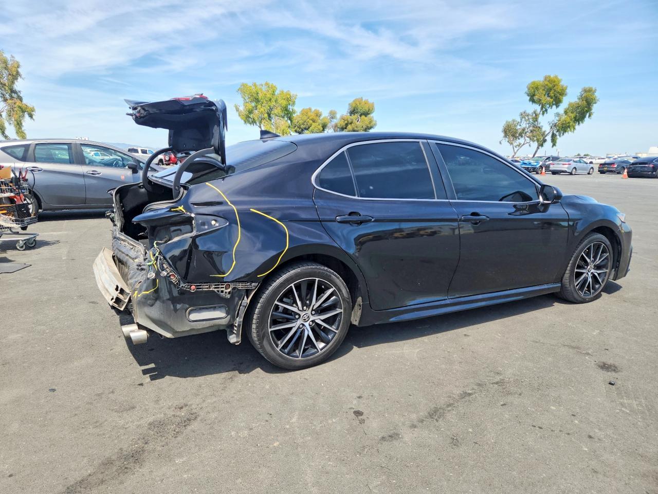 2021 Toyota Camry Se - Фото 3