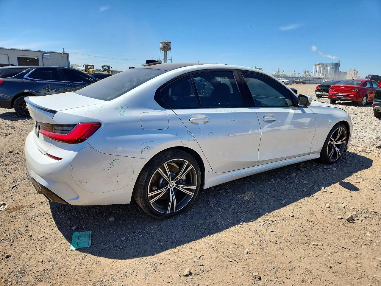 2020 BMW 330Xi - Фото 3