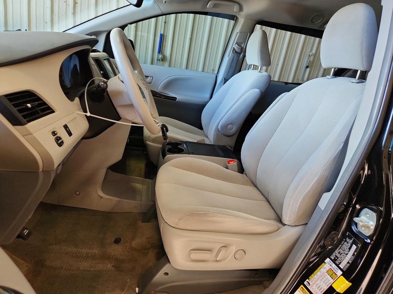 2013 Toyota Sienna Le - Image 7