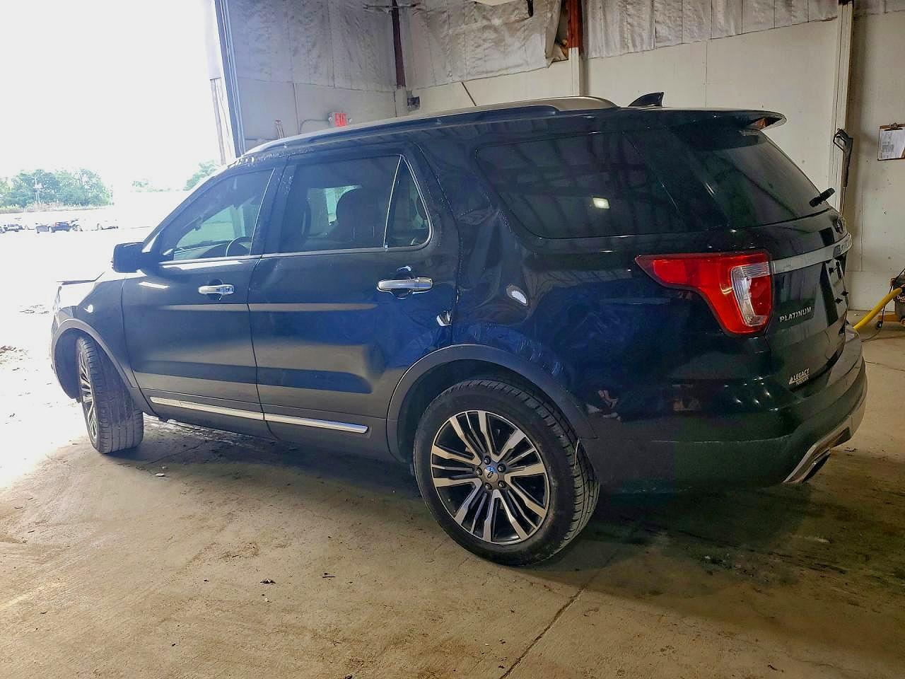 2017 Ford Explorer Platinum - Image 2