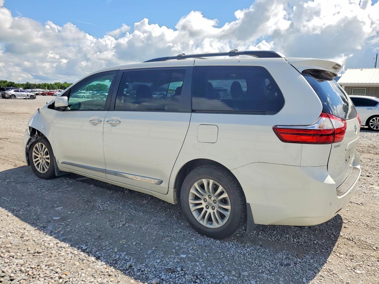 2017 Toyota Sienna Xle Premium 8-Passenger - Фото 2