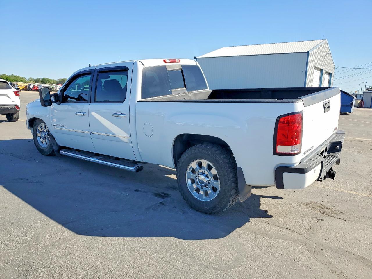 2014 GMC Sierra K2500 Denali - Image 2