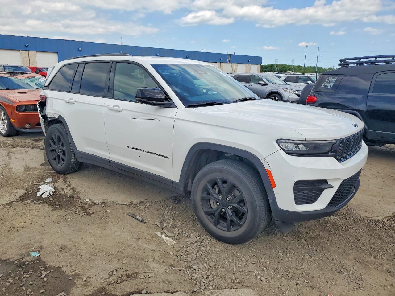 2024 Jeep Grand Cherokee Laredo - Image 4