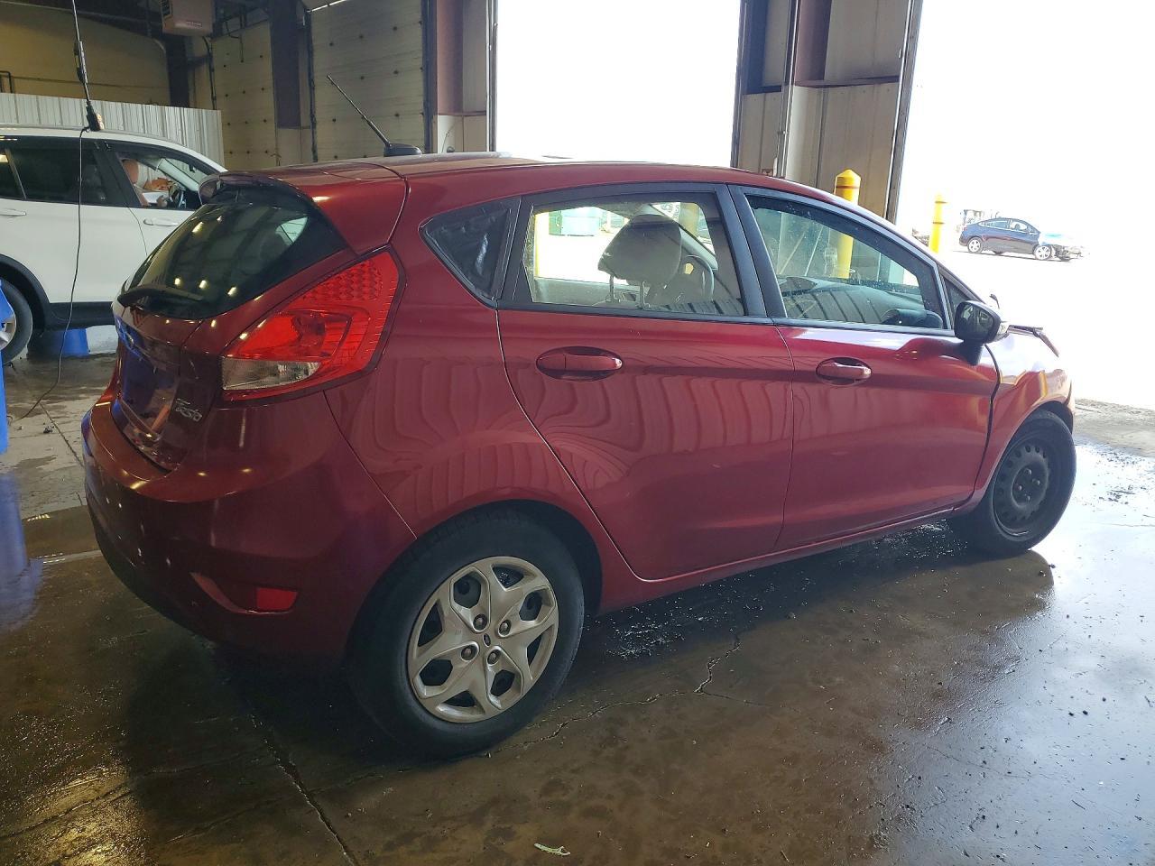2013 Ford Fiesta Se - Фото 3