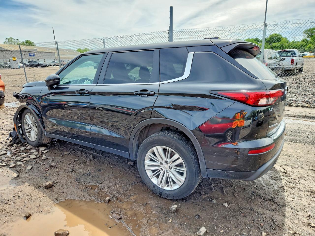 2022 Mitsubishi Outlander Es - Image 2