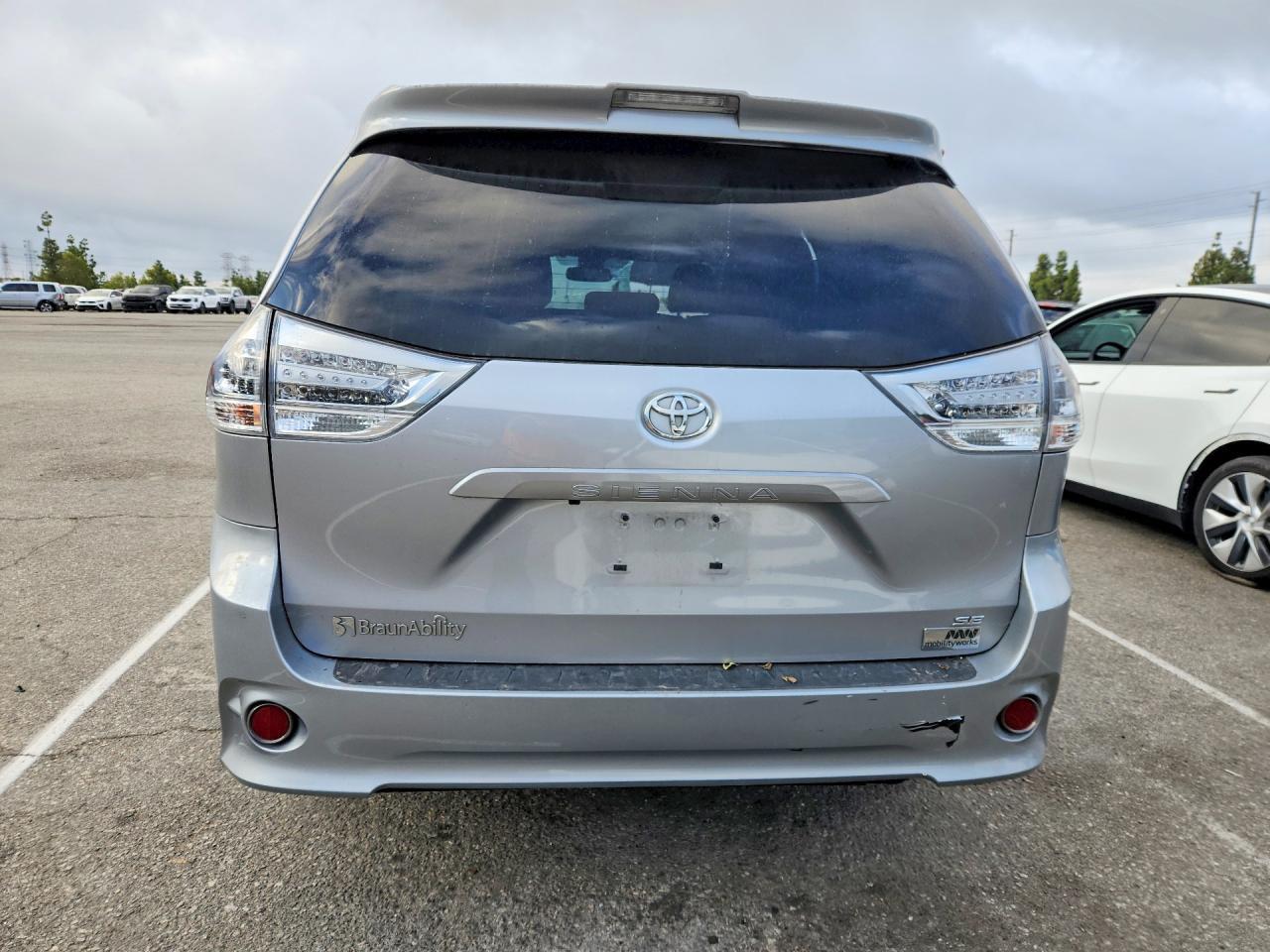 2018 Toyota Sienna Se 8-Passenger - Фото 6