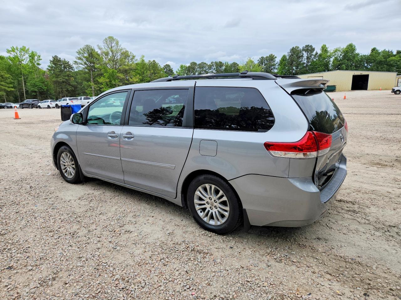 2013 Toyota Sienna Xle 8-Passenger - Фото 2