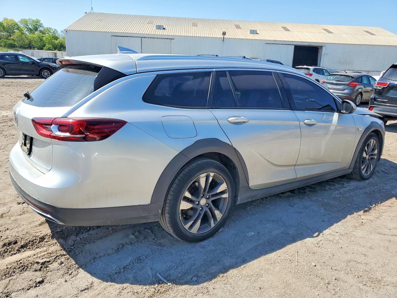 2019 Buick Regal Tourx Essence - Image 3