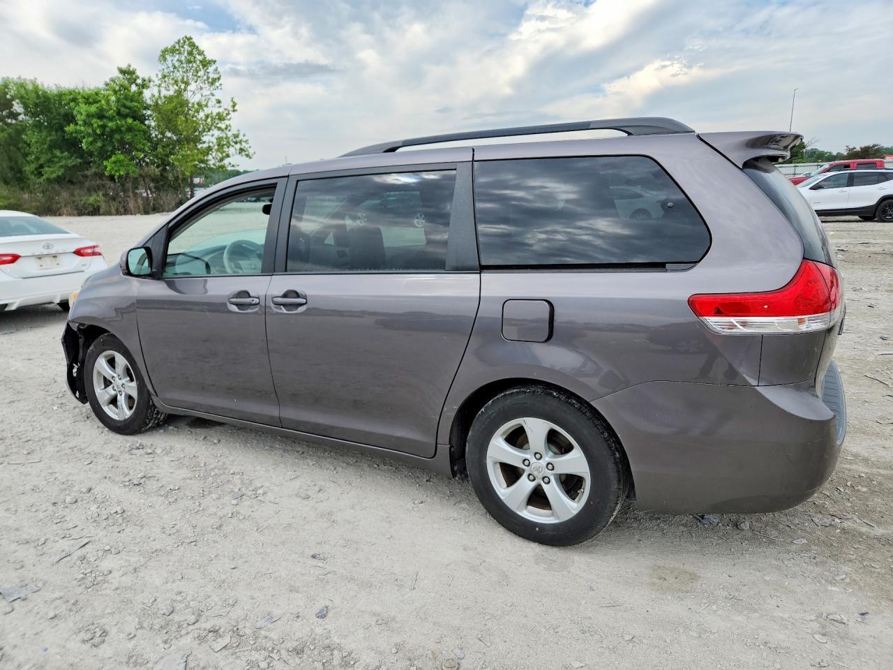 2011 Toyota Sienna Le - Фото 2