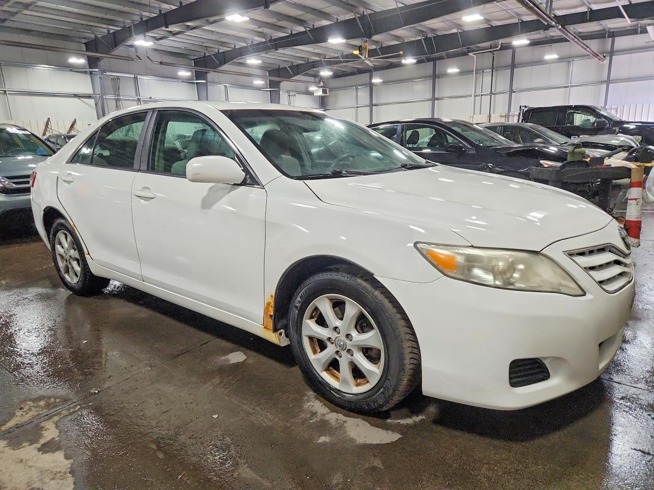 2011 Toyota Camry Le - Фото 4