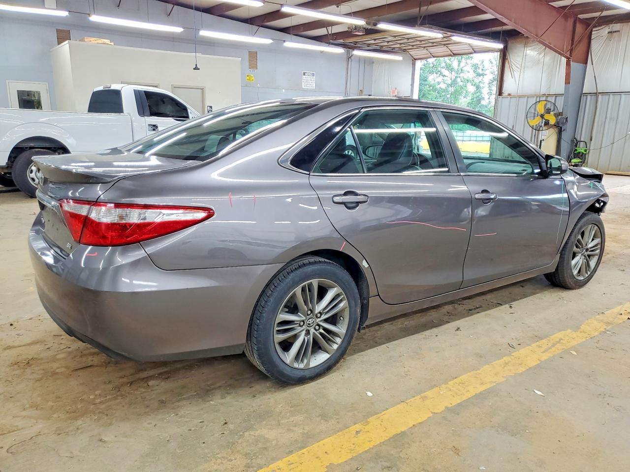 2016 Toyota Camry Se - Фото 3