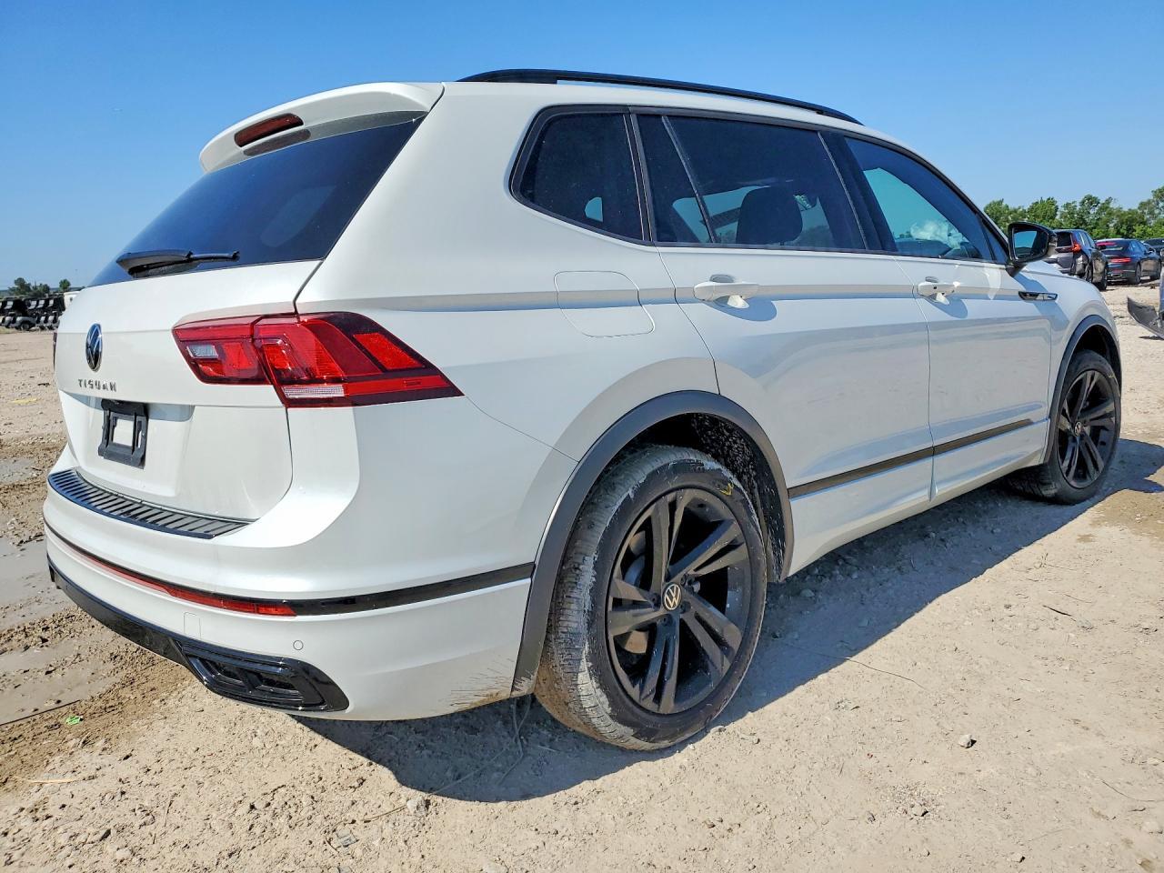 2023 Volkswagen Tiguan Se R-Line Black - Image 3