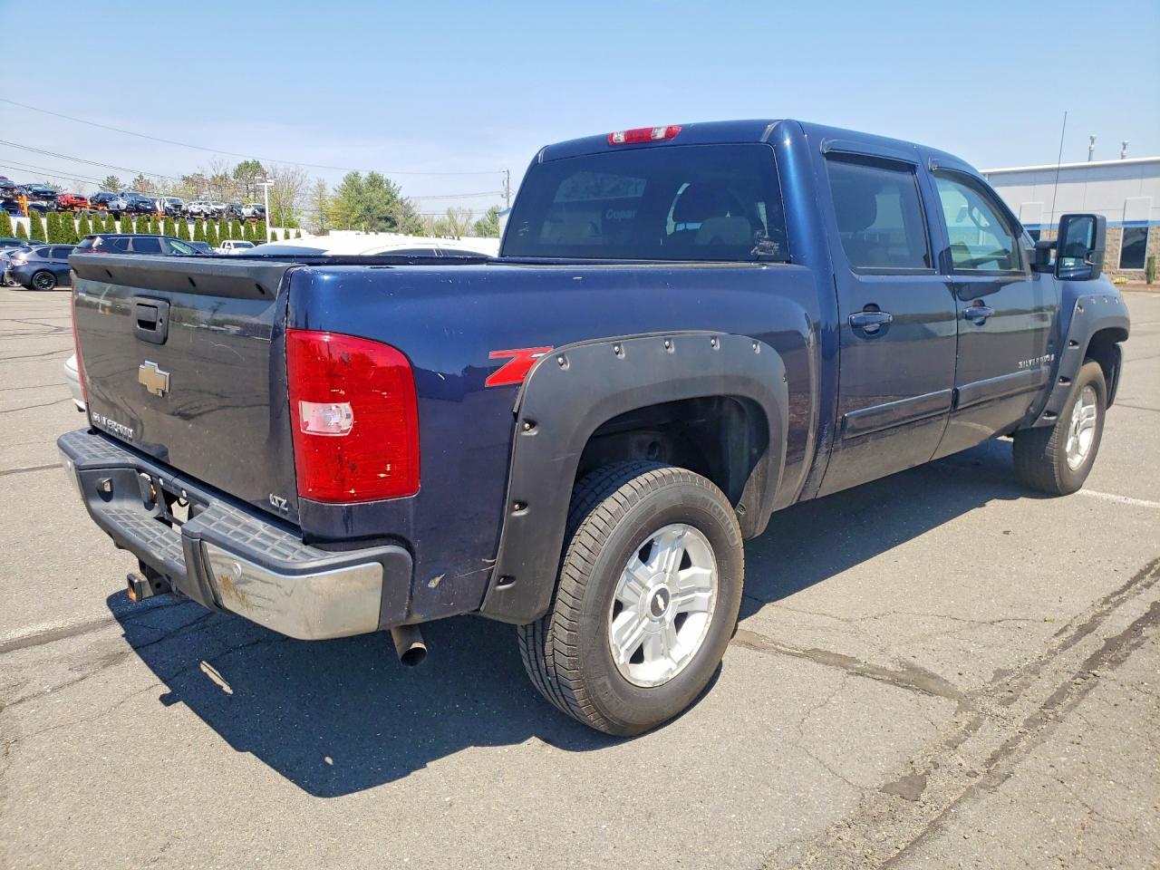 2007 Chevrolet Silverado K1500 Crew Cab - Image 3