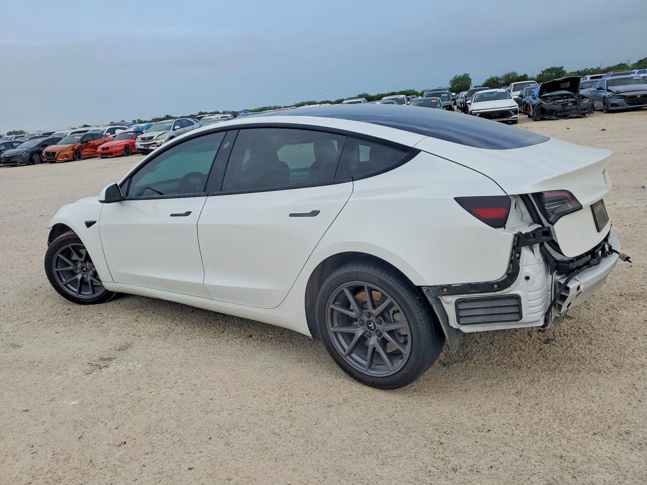 2023 Tesla Model 3 - Фото 2