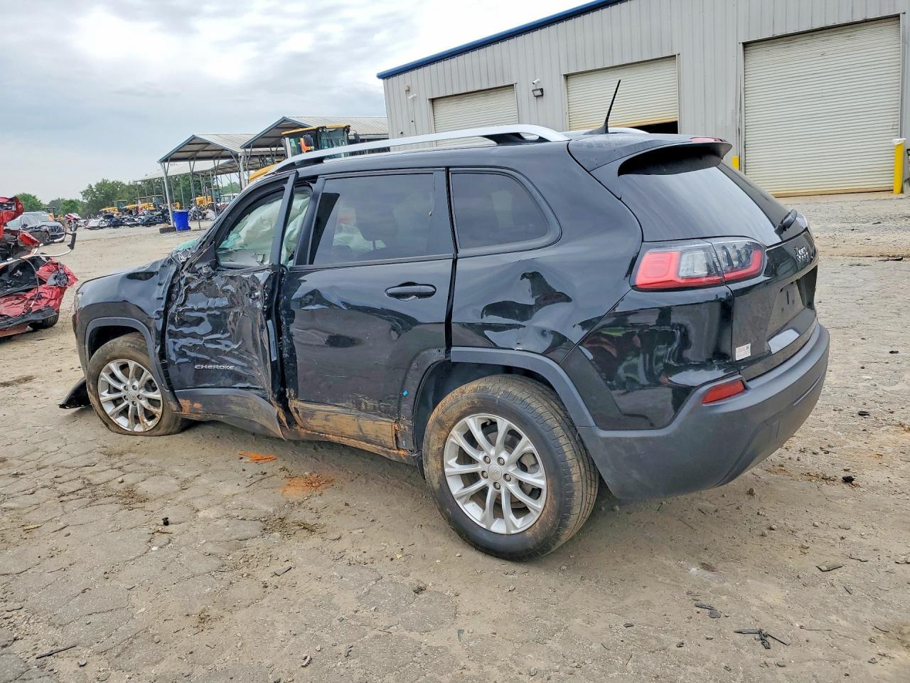 2020 Jeep Cherokee Latitude - Image 2