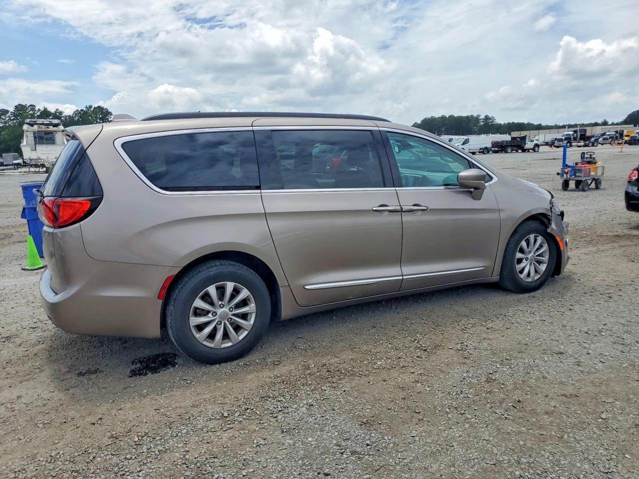 2017 Chrysler Pacifica Touring L - Фото 3