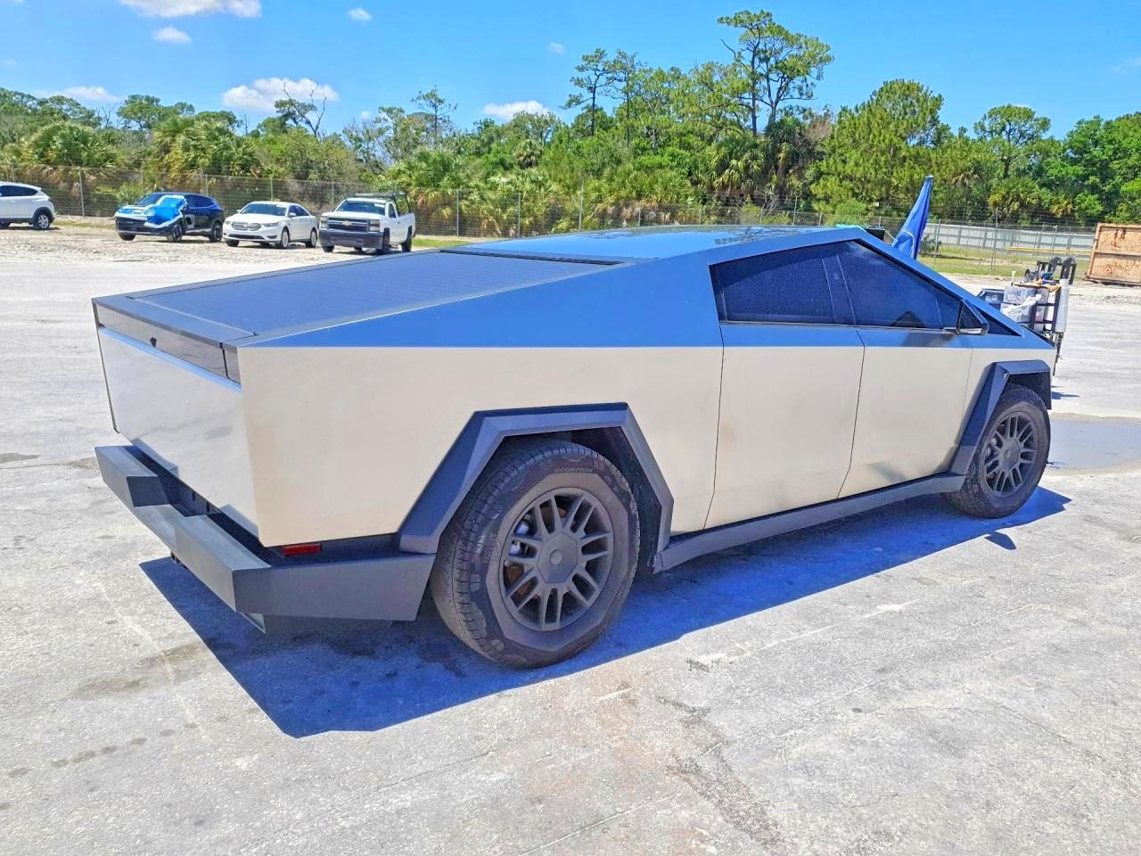2025 Tesla Cybertruck - Фото 3