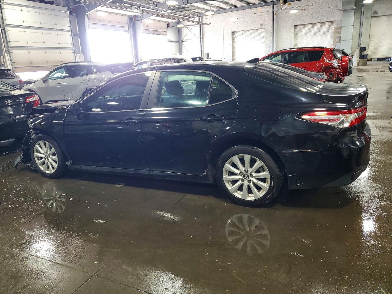 2020 Toyota Camry Le - Фото 2