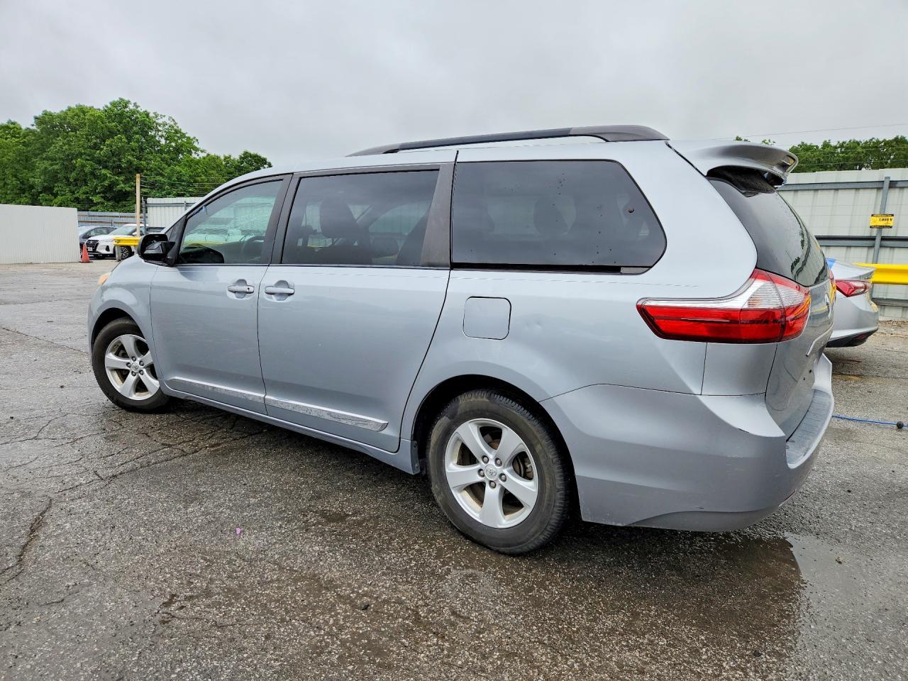 2015 Toyota Sienna Le - Фото 2