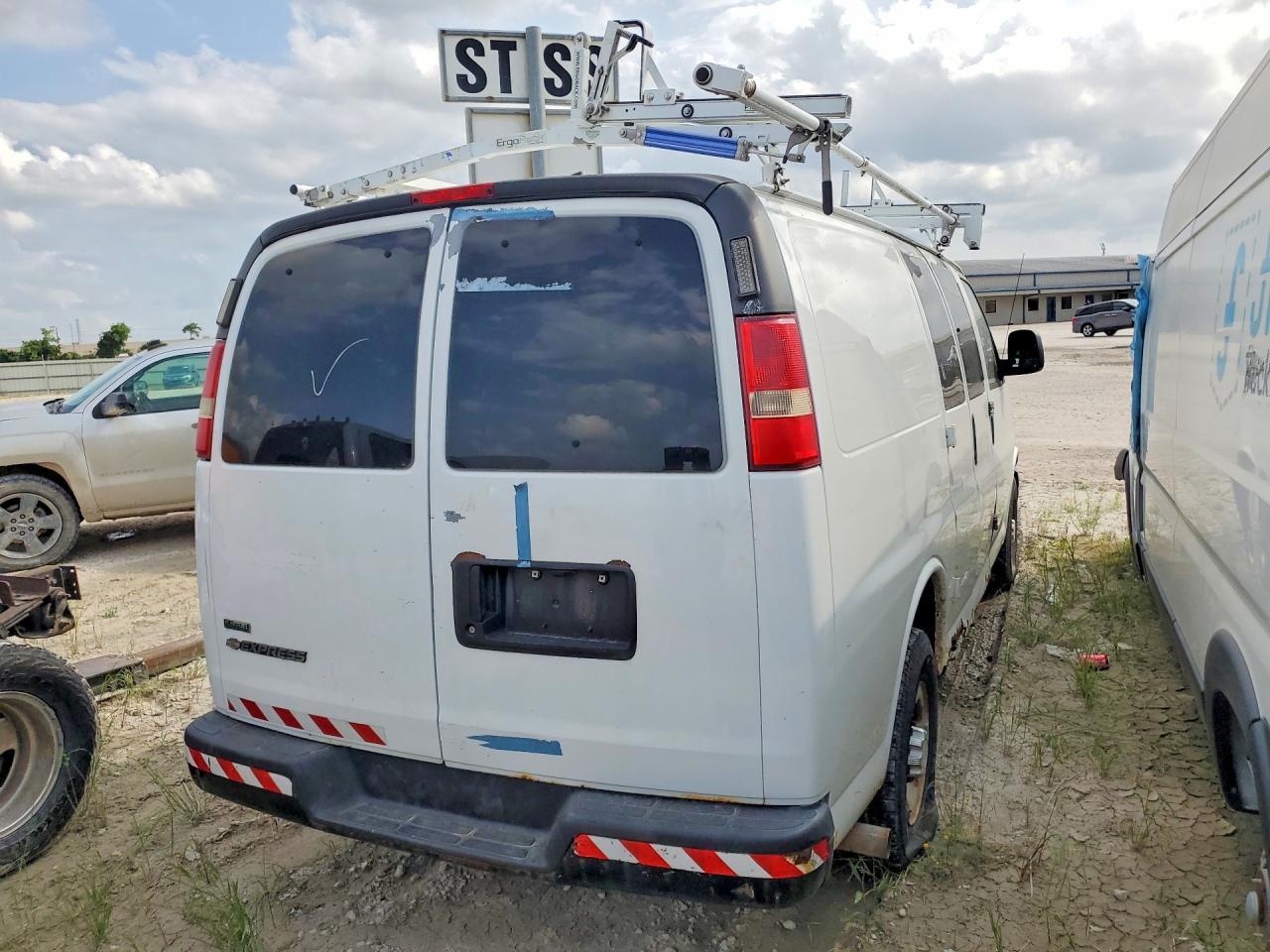 2010 Chevrolet Express G2500 - Фото 3