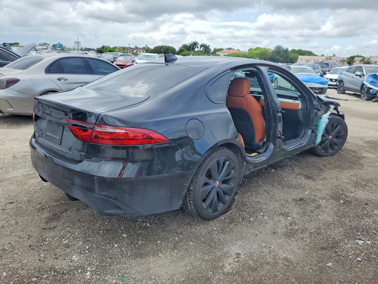 2022 Jaguar Xf R-Dynamic Se - Image 3