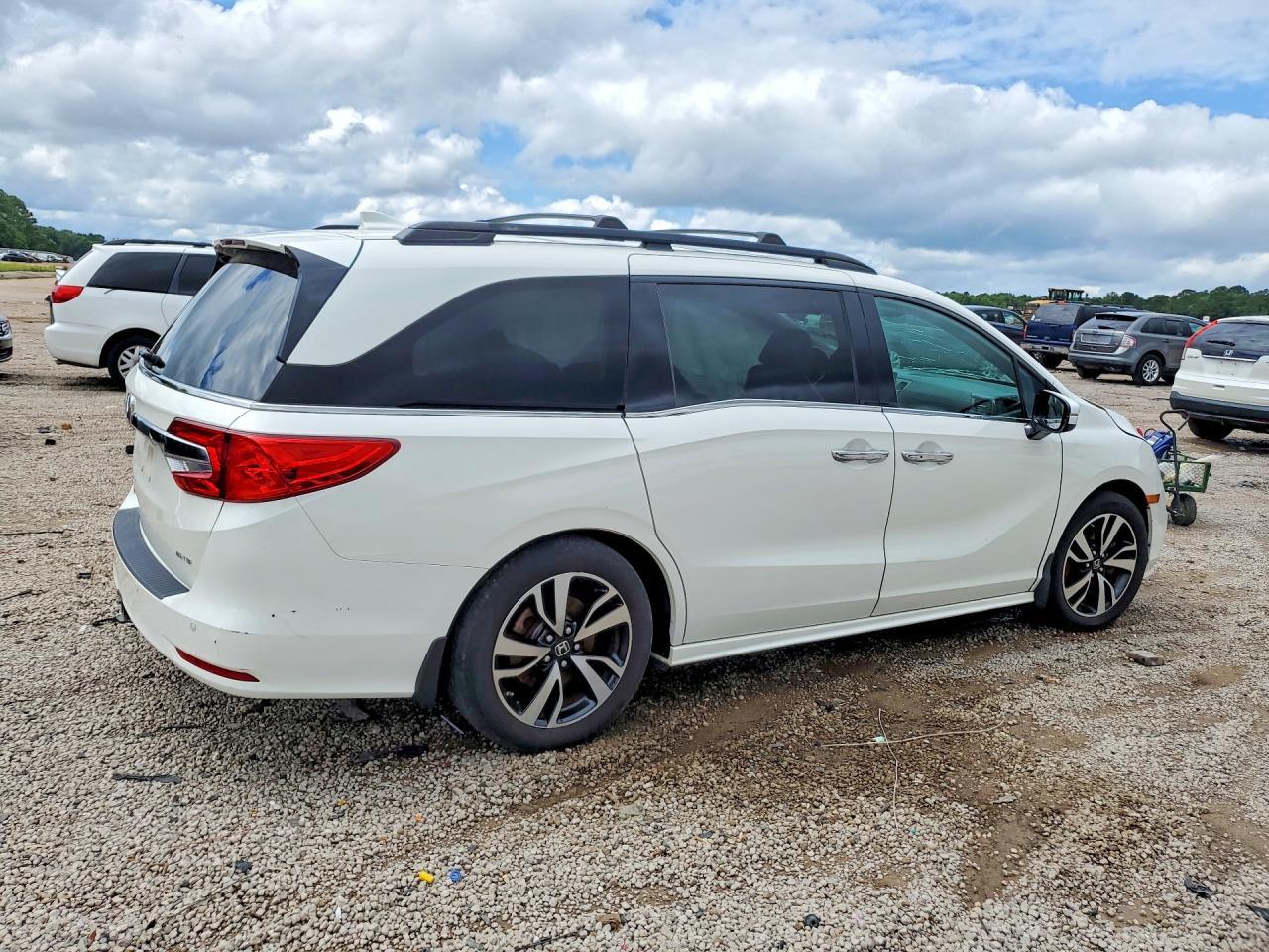 2018 Honda Odyssey Elite - Image 3
