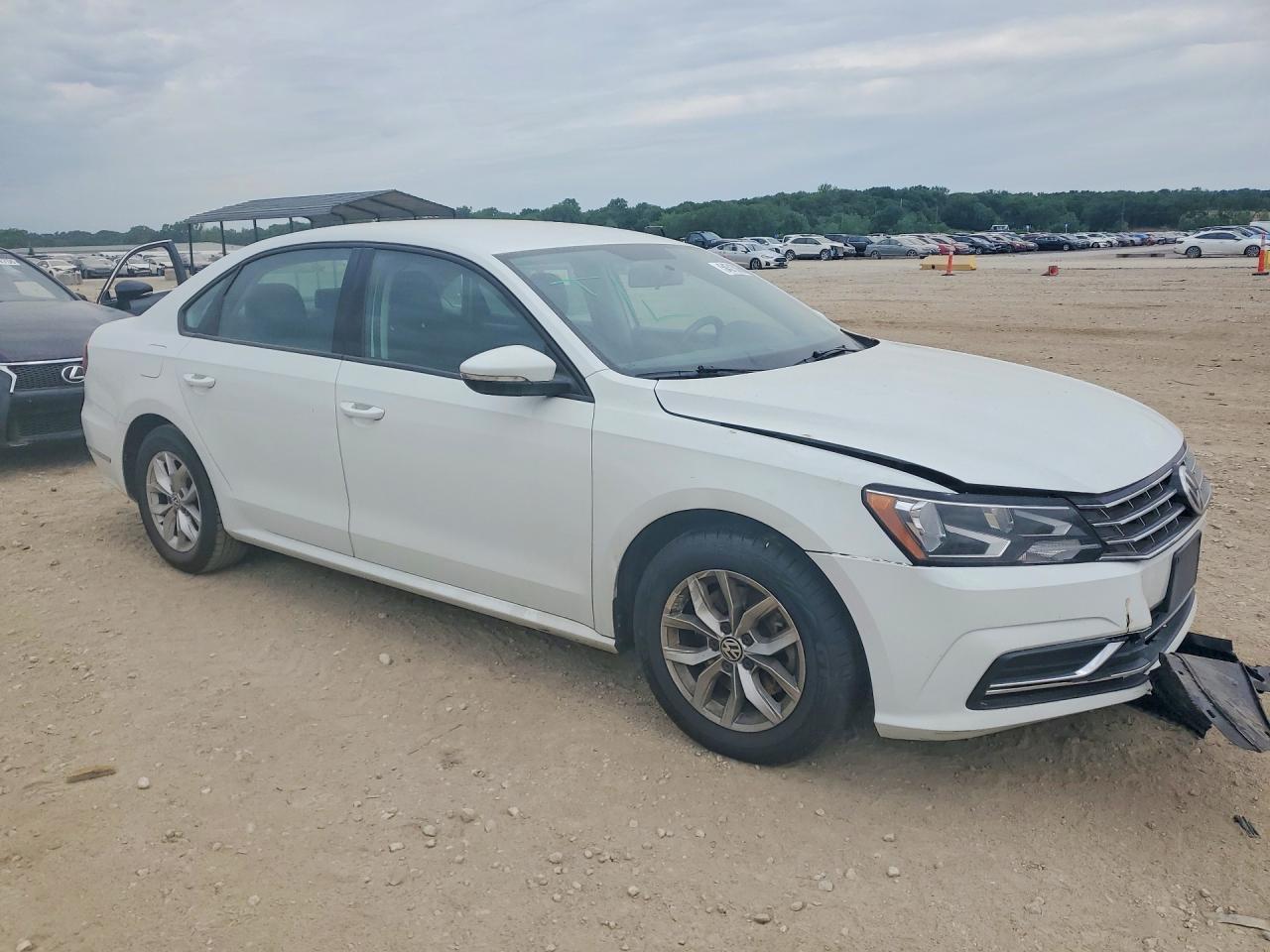 2018 Volkswagen Passat S - Фото 4