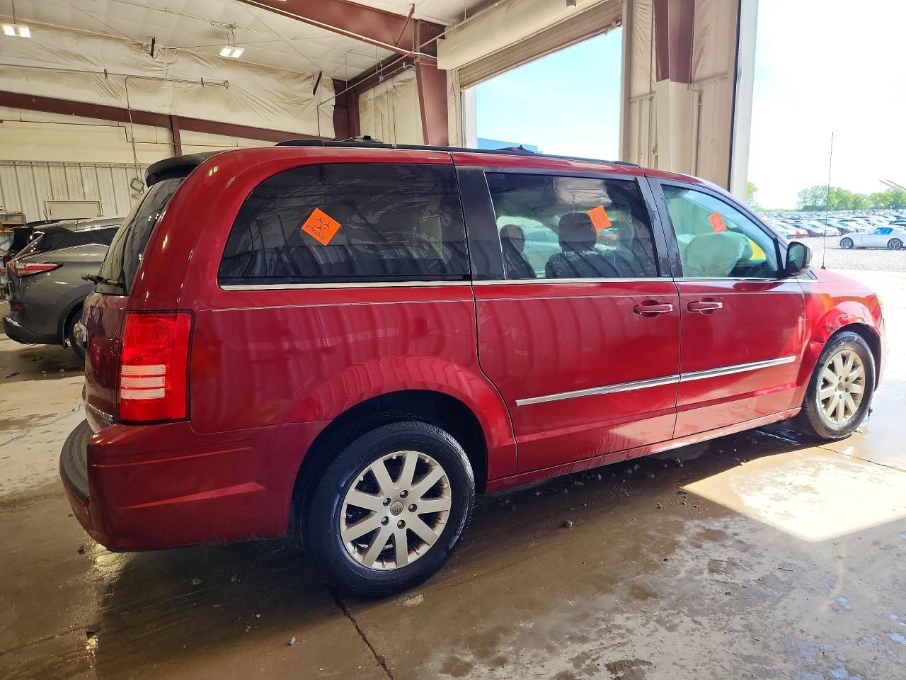 2010 Chrysler Town & Country Touring Plus - Фото 3