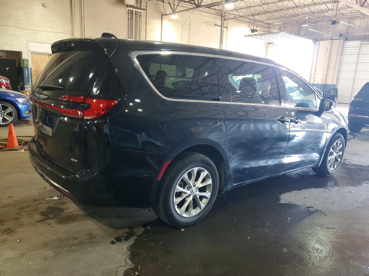 2023 Chrysler Pacifica Touring L - Фото 3